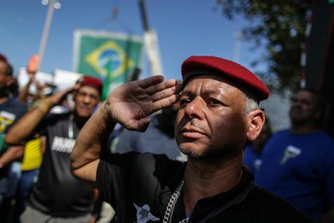 Seguidores de Jair Bolsonaro con ritos y posturas militares (foto: ANSA)