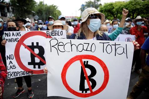 Una protesta en contra el Bitcoin en El Salvador (foto: EPA)
