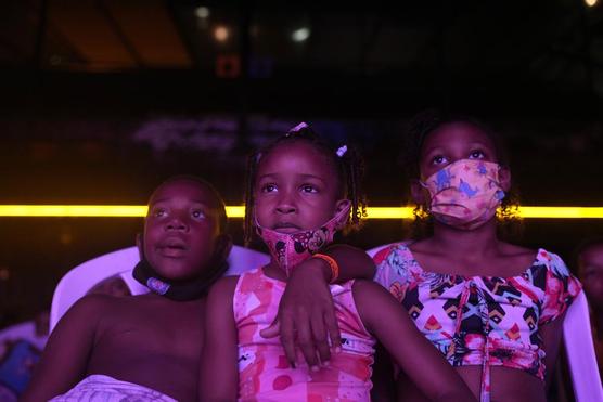 Niños ven una película como parte del proyecto cultural "Cinema no Morro" (Cine en la Colina), en la favela Vila Cruzeiro
