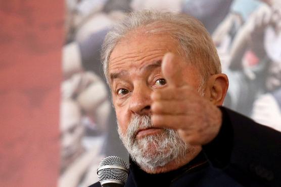 Luiz Inácio Lula da Silva gesticula mientras asiste a la publicación del libro "Por qué es Lula inocente" en Sao Paulo