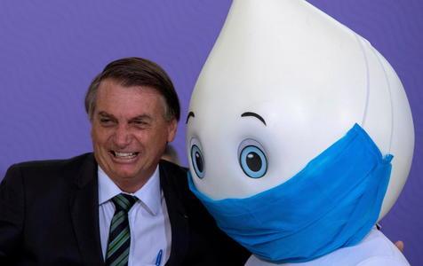 Jair Bolsonaro y la mascota creada en Brasil para impulsar la vacunación (foto: ANSA)