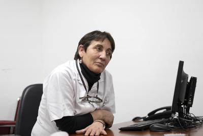 La Dra. Julia Galzerano se sienta para una entrevista en el hospital donde trabaja en Montevideo