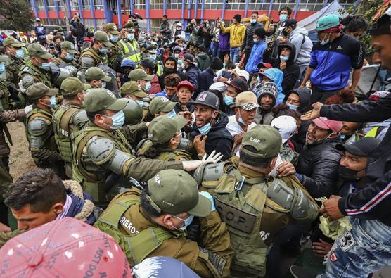 La policía chilena desaloja a migrantes venezolanos y colombianos de la Plaza Brasil donde viven en carpas en Iquique