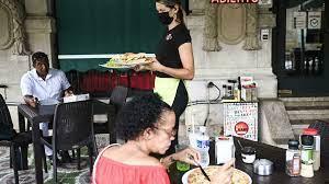 Una camarera sirve a los clientes de un restaurante de La Habana, ayer