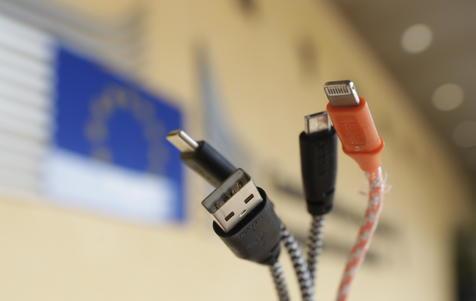 La UE lanza un cargador único, para acabar con diversos cables de conexión a dispositivos (foto: ANSA)