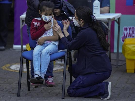 Enfermera inocula a niña contra el COVID-19 en la escuela Providencia en Santiago