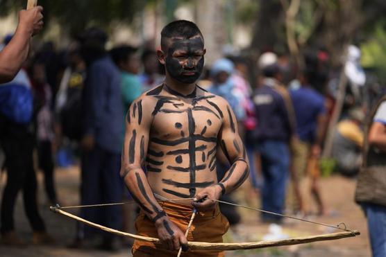 Indigenas se defendieron con flechas ante represión policial