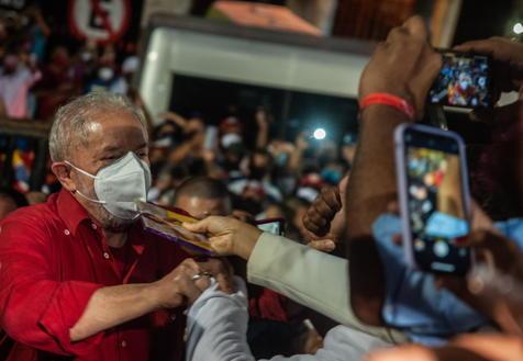 El exmandatario Lula da Silva mantiene su ventaja frente a Jair Bolsonaro en la intención de voto (foto: EPA)
