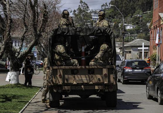 Soldados patrullan en Arauco, en la región de La Araucanía, en el sur de Chile