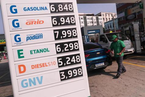 Aumento del precio del combustible en Brasil. El presidente Jair Bolsonaro quiere privatizar la petrolera estatal (foto: ANSA)