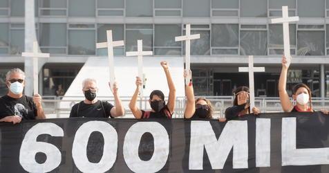 Manifestantes protestan contra el manejo de la pandemia por parte del gobierno del presidente Jair Bolsonaro. (foto: ANSA)