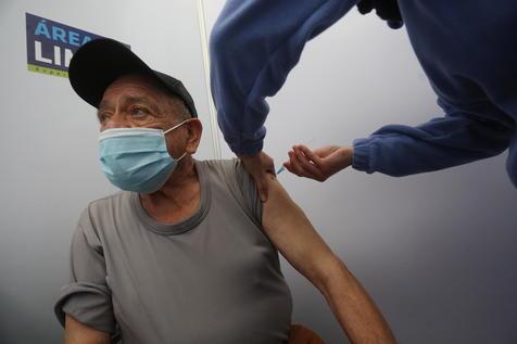 Vacunación contra el Covid-19 en Santiago de Chile (foto: ANSA)