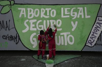 Militantes pintan mural pidiendo ley pro aborto