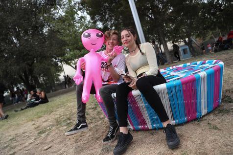 Dos jovencitas chilenas en un festival de música en Santiago (foto: ANSA)