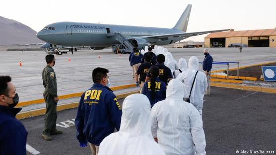 Colombianos, venezolanos y haitianos son embarcados ayer en Santiago
