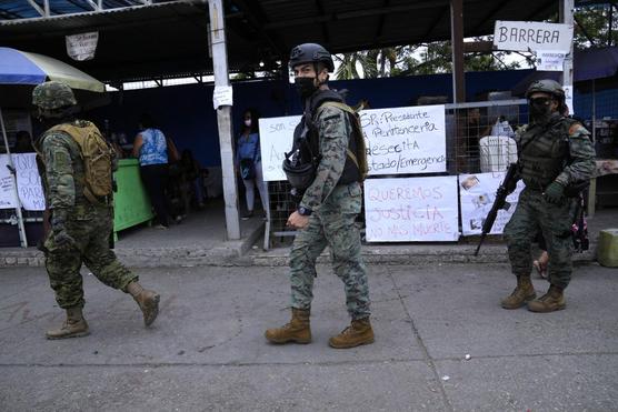 Soldados patrullan fuera de la Penitenciaría del Litoral días después de un motín mortal dentro de esa cárcel en Guayaqui