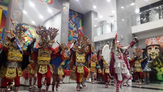 La colorida vestimenta de la diablada de Oruro