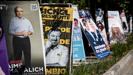Los carteles de los candidatos en Santiago