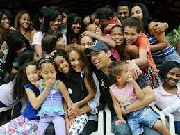 La brasileña Flordelis dos Santos (C) junto a algunos de sus 50 hijos