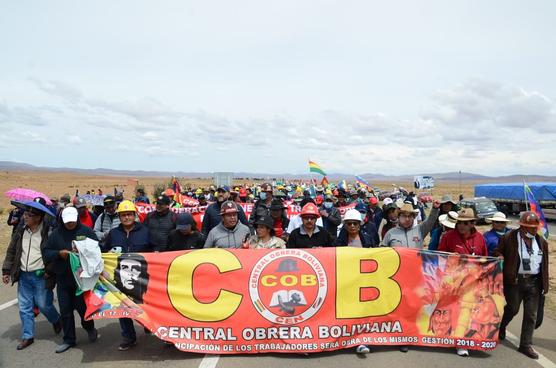 La abigarrada columna de la Central Obrera Boliviana COB