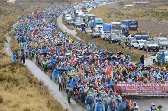Una multitud marcha hacia La Paz