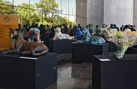 Exhibición de réplicas en tamaño real de yaguaretés afuera del Congreso nacional en Asunción
