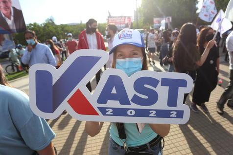 Partidarios de José Antonio Kast, postulante presidencial chileno, en un acto de campaña. (foto: ANSA)