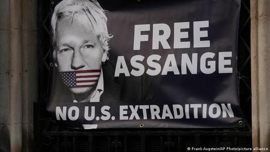 Cartel usado este viernes por defensores de Assange frente al Tribunal de Apelación de Londres.