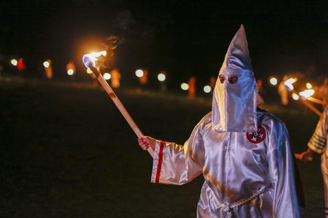 Un profesor se viste con ropa de Ku Klux Klan (foto: ANSA)