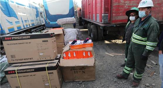 Lote de mercaderia decomisada por aduana boliviana