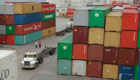 Contenedores con productos bolivianos en puerto peruano