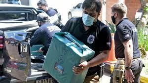 Agentes del Senad descargan paquetes con un total de 947 kilos de cocaína incautados durante un operativo en Eusevio Ayala