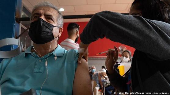 n hombre recibe la cuarta dosis de vacuna contra el COVID-19 en un centro de vacunación de Santiago de Chile.