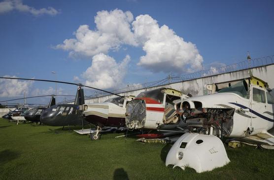 Aviones y helicópteros incautados por su presunta conexión con la minería ilegal, en la sede de la Policía Federal en Boa Vista,