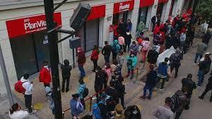 La gente hace cola para tramitar el retiro de sus fondos ante una Administradora de Pensiones en Santiago de Chile