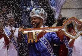 El Rey Momo, personificado en Wilson Dias da Costa Neto, sostiene una llave gigante durante la ceremonia inaugural del carnaval