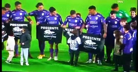 Los jugadores de Defensor Sporting recuerdan a los desaparecidos antes del partido con Nacional (foto: Ansa)