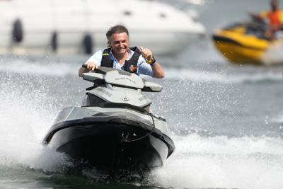 Bolsonaro, monta una moto acuática en Brasilia, ayer