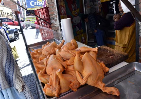 Venta de carne de pollo en el mercado paceño "Rodríguez". 