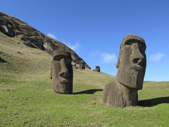 Estatuas de figuras conocidas como "Moais" en Rano Raraku, la cantera en Isla de Pascua o Rapa Nui