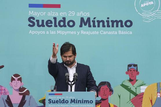  Boric habla después de aumentar el salario mínimo en el palacio presidencial de La Moneda en Santiago, ayer