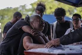 Una señora llora ante el cadaver de su hijo víctima de la represión policial en Rio