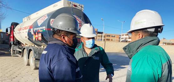 La ANH inspecciona el despacho y venta del combustible en Oruro. Foto: Agencia de Hidrocarburos.
