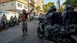 Un hombre reclama a agentes frente al hospital Getulio Vargas