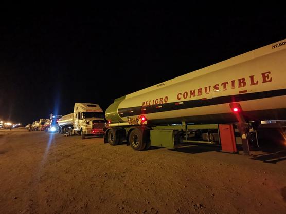 Camiones tanques que transportan el carburante al país. Foto: YPFB.