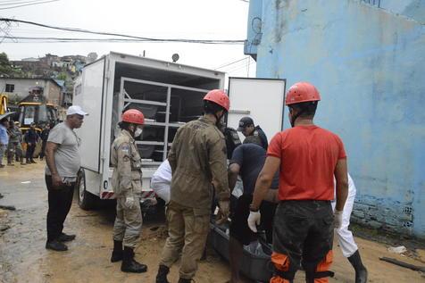 Bomberos traslada el cuerpo de una de las víctimas halladas el miércoles (foto: ANSA)