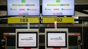 Las pantallas del aeropuerto Arturo Merino Benítez promocionan el uso de hidrógeno verde en su operativa terrestre