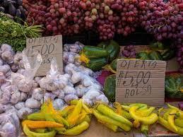 Frutas y vegetales se exhiben para la venta en un mercado de Santiago