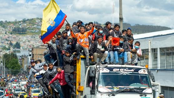  Las protestas por la rebaja en los precios del combustible aislaron Quito. Foto:AFP