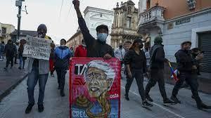 Manifestantes portan carteles con la caricatura de Lasso
